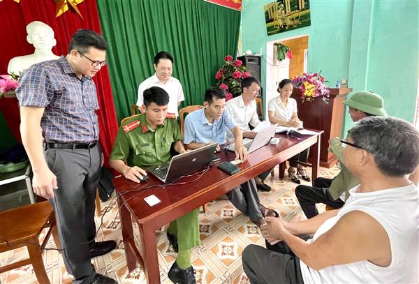Lãnh đạo xã Hợp Tiến kiểm tra, chỉ đạo công tác trao quà Tết Độc lập 2/9