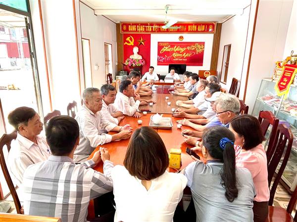Các đồng chí Ủy viên Ban Thường vụ Đảng ủy xã Hợp Tiến dự sinh hoạt chi bộ tháng 9 tại thôn Đột Hạ, Đầu Bến và thôn Trần Xá