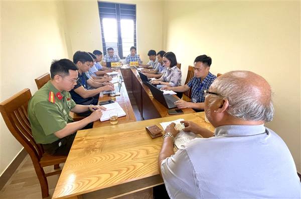 Đồng chí Bí thư Đảng ủy và đồng chí Chủ tịch UBND xã Hợp Tiến tiếp và đối thoại với công dân