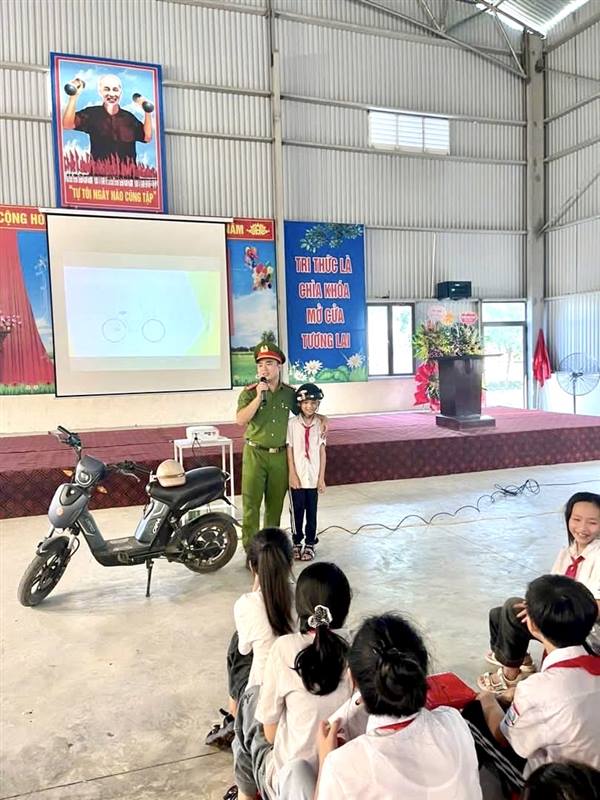 Công an xã Hợp Tiến tổ chức tuyên truyền pháp luật về trật tự an toàn giao thông, phát động tháng cao điểm an toàn giao thông