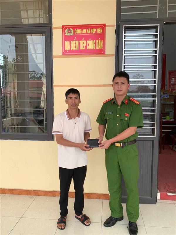 CÔNG AN XÃ HỢP TIẾN KỊP THỜI TRAO TRẢ TÀI SẢN CHO NGƯỜI ĐÁNH RƠI