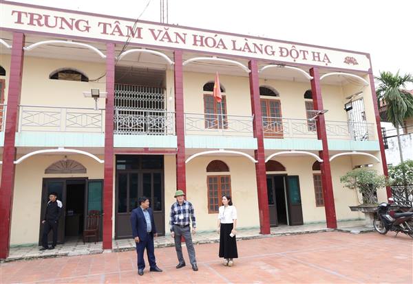 LÃNH ĐẠO XÃ HỢP TIẾN KIỂM TRA CƠ SỞ VẬT CHẤT PHỤC VỤ CÔNG TÁC BẦU CỬ 