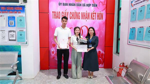 Thực hiện xây dựng chính quyền thân thiện xã Hợp Tiến