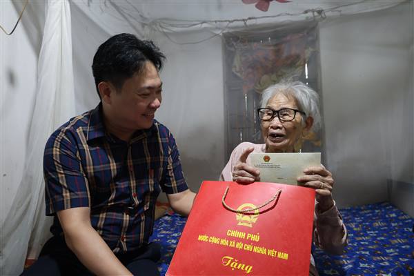 Thăm, tặng quà Mẹ Việt Nam anh hùng nhân dịp kỷ niệm 51 năm Ngày giải phóng miền Nam, thống nhất đất nước