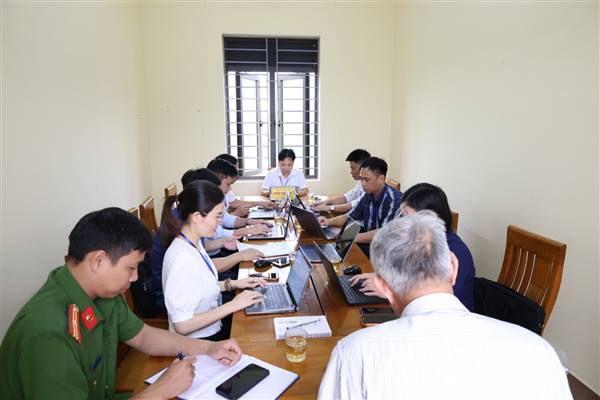 Đồng chí Bí thư Đảng Ủy xã tiếp công dân định kỳ tháng 4 năm 2026