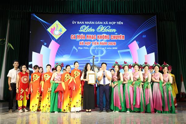 Sôi nổi Liên hoan Ca múa nhạc không chuyên xã Hợp Tiến