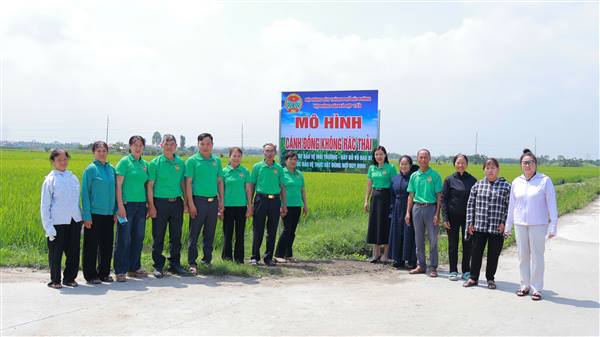 Hội Nông dân xã Hợp Tiến ra mắt mô hình “Cánh đồng không rác thải”