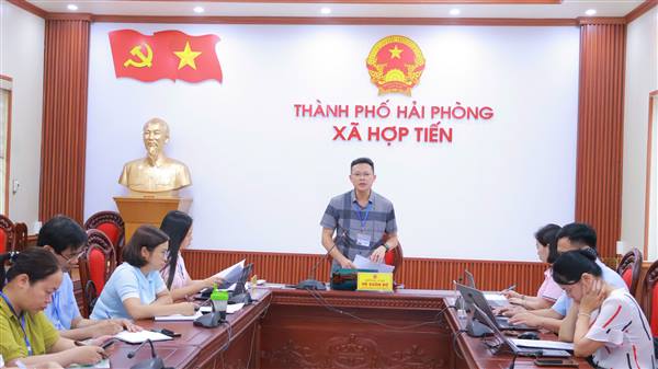 Lãnh đạo UBND xã Hợp Tiến làm việc với Phòng Văn hóa - Xã hội
