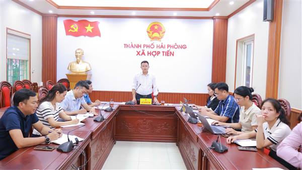 Lãnh đạo UBND xã làm việc với Trung tâm Dịch vụ sự nghiệp công
