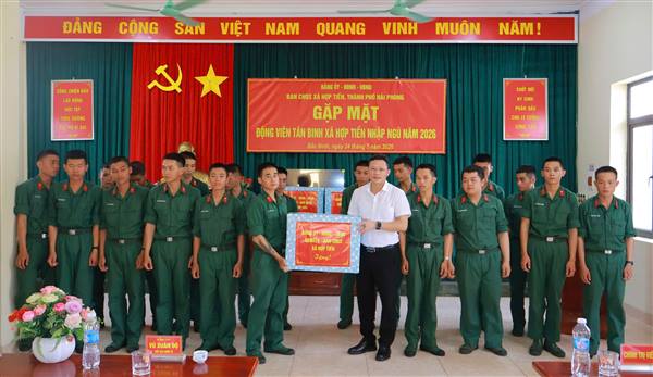Đoàn đại biểu xã Hợp Tiến thăm, động viên chiến sĩ mới nhập ngũ năm 2026
