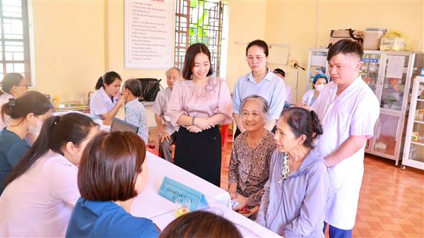 Trạm Y tế xã Hợp Tiến tổ chức khám sức khỏe định kỳ cho người cao tuổi