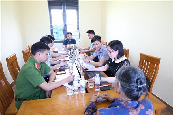 Đồng chí Bí thư Đảng Ủy xã tiếp công dân định kỳ tháng 6 năm 2026