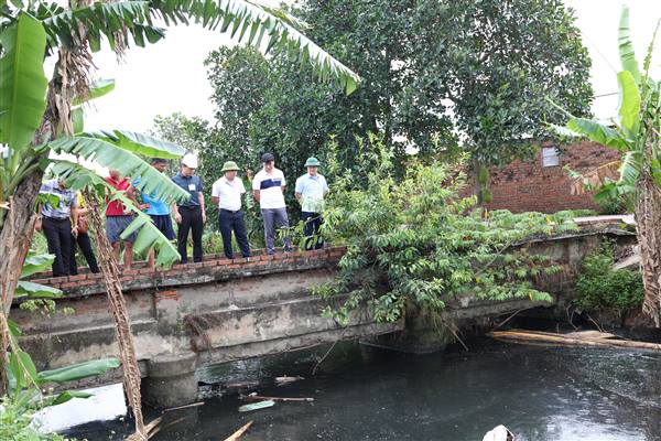 Hợp Tiến kiểm tra nguồn nước tuyến kênh thủy lợi có dấu hiệu ô nhiễm môi trường