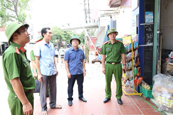 Hợp Tiến tiếp tục tuyên truyền, vận động tháo dỡ công trình vi phạm hành lang an toàn giao thông