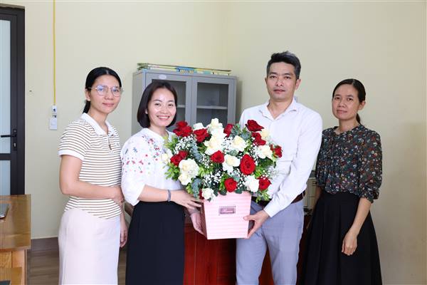 LÃNH ĐẠO XÃ HỢP TIẾN CHÚC MỪNG TRUNG TÂM DỊCH VỤ SỰ NGHIỆP CÔNG NHÂN KỶ NIỆM 101 NĂM NGÀY BÁO CHÍ CÁCH MẠNG VIỆT NAM 