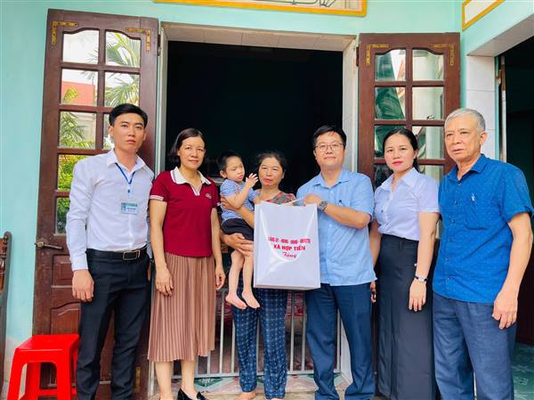 Lan tỏa yêu thương: Xã Hợp Tiến thăm, tặng quà trẻ em nghèo, trẻ em khuyết tật nhân Tháng hành động vì trẻ em năm 2026