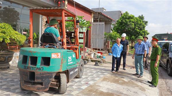 Xã Hợp Tiến kiểm tra, xử lý tình trạng lấn chiếm lòng đường, vỉa hè tại khu vực chợ La 