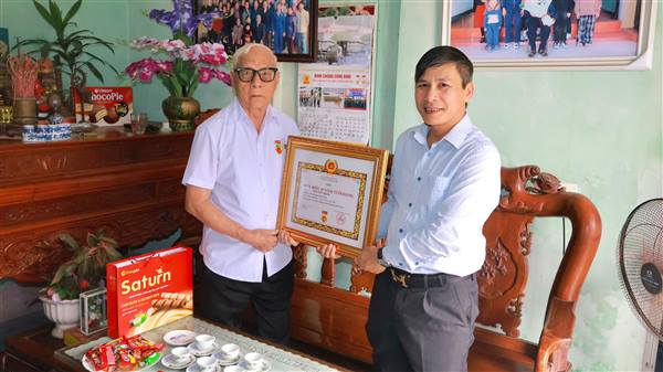 Đảng ủy xã Hợp Tiến trao tặng Huy hiệu Đảng tại nhà cho đảng viên tuổi cao, sức khỏe yếu 