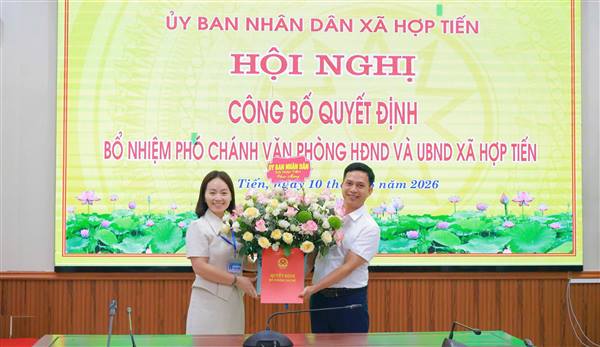 Hợp Tiến công bố quyết định bổ nhiệm Phó Chánh Văn phòng HĐND và UBND xã