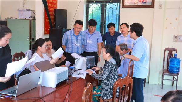 Lãnh đạo xã Hợp Tiến kiểm tra tiến độ đo đạc, lập hồ sơ địa chính và xây dựng cơ sở dữ liệu đất đai 