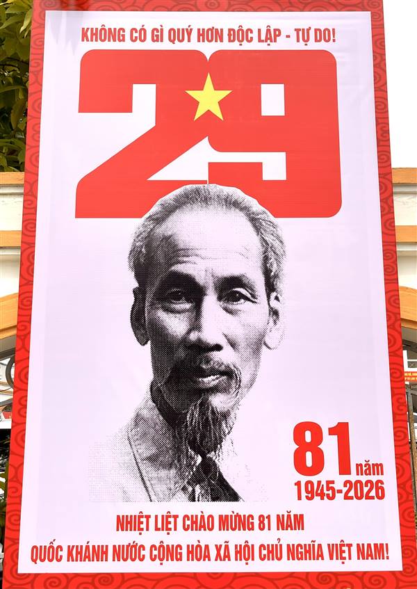Xã Hợp Tiến đẩy mạnh tuyên truyền trực quan chào mừng kỷ niệm 81 năm Cách mạng Tháng Tám và Quốc khánh mùng 2/9
