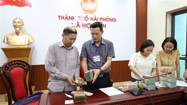 Hợp Tiến chi trả tiền bồi thường, hỗ trợ cho 4 hộ dân thực hiện dự án Khu dân cư mới