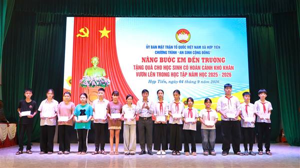 Xã Hợp Tiến trao quà cho học sinh có hoàn cảnh khó khăn nhân dịp năm học mới 