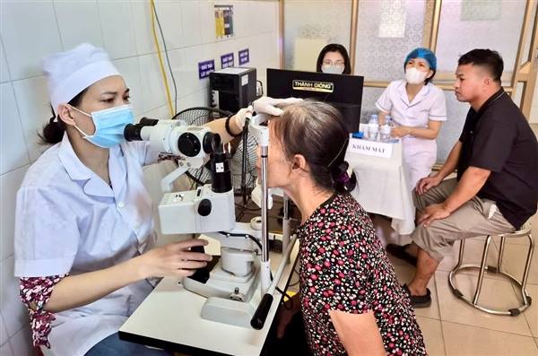 Nhân dân xã Hợp Tiến tích cực tham gia khám sức khỏe miễn phí tại điểm Trạm y tế số 2