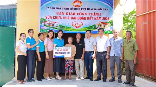 Bàn giao công trình sửa chữa nhà Đại đoàn kết cho hộ cận nghèo tại thôn Linh Xá