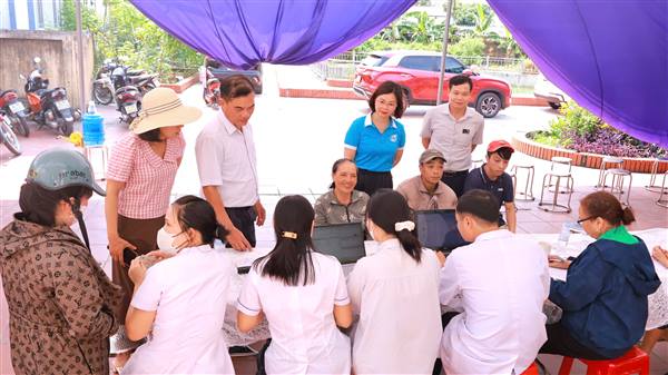Xã Hợp Tiến “đi từng ngõ, gõ từng nhà” tuyên truyền, giúp đỡ người dân khám sức khỏe