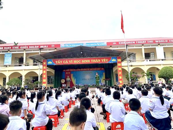 Tổ chức tuyên truyền, giáo dục pháp luật về trật tự an toàn giao thông cho học sinh đầu năm học mới