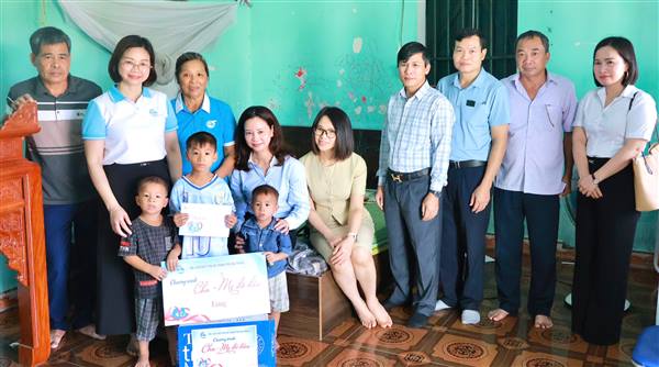 Ấm áp chương trình “Mẹ đỡ đầu”: Trao yêu thương, tiếp sức cho 4 chị em mồ côi tại xã Hợp Tiến