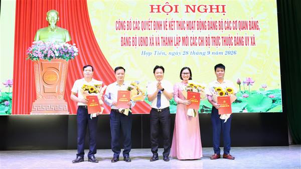 Đảng ủy xã Hợp Tiến công bố các quyết định về tổ chức đảng 