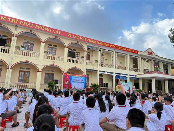 GẦN 1.000 HỌC SINH, GIÁO VIÊN TRƯỜNG TIỂU HỌC MẠC THỊ BƯỞI ĐƯỢC TUYÊN TRUYỀN PHÁP LUẬT VỀ AN TOÀN GIAO THÔNG