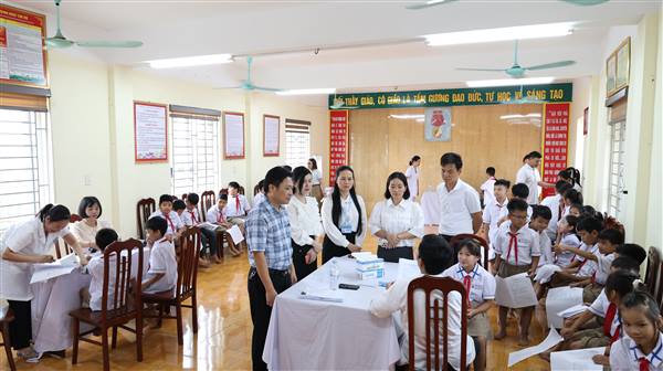 Lãnh đạo xã Hợp Tiến thăm, động viên lực lượng khám sức khỏe cho giáo viên, học sinh và nhân dân 