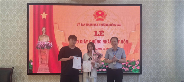 UBND phường Hưng Đạo tổ chức Lễ trao Giấy chứng nhận đăng ký kết hôn có yếu tố nước ngoài.

