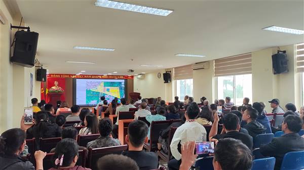 UBND phường tổ chức cuộc họp với với các hộ dân thuộc khu vực 162 hộ để vận động các hộ đồng thuận nhận đất tái định cư trên bản đồ quy hoạch tỷ lệ 1/500 để thực hiện dự án đầu tư xây dựng tuyến đường Vành đai 2 đoạn qua địa bàn phường.