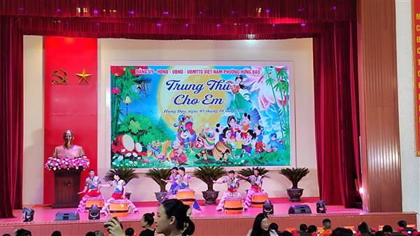 Phường Hưng Đạo trao tặng quà Trung thu 2025 cho hàng trăm trẻ em trên địa bàn