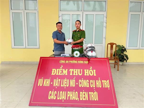Công an Phường Hưng Đạo phối hợp với Công ty Honda Hồng Phát tổ chức chương trình “Đổi mũ bảo hiểm lấy vũ khí” 