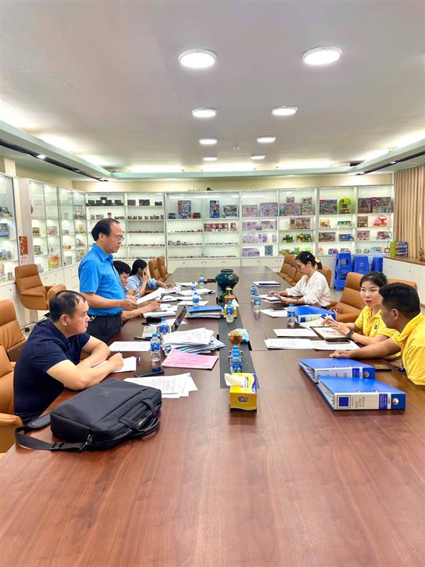 Liên đoàn Lao động thành phố tiến hành giám sát việc thực hiện chính sách pháp luật về lao động và Luật Công đoàn tại Công ty TNHH Đồ Chơi Lucky, là công đoàn cơ sở thuộc Công đoàn phường Hưng Đạo quản lý.