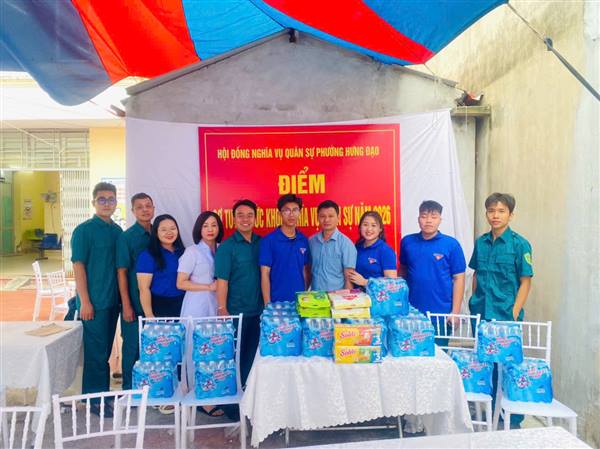 ĐOÀN THANH NIÊN PHƯỜNG THĂM, TẶNG QUÀ ĐIỂM SƠ TUYỂN SỨC KHOẺ NGHĨA VỤ QUÂN SỰ NĂM 2026 