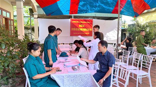 Hội Nông dân phường Hưng Đạo  tích cực tuyên truyền, vận động con em hội viên nông dân tham gia khám tuyển sức khỏe nghĩa vụ quân sự.