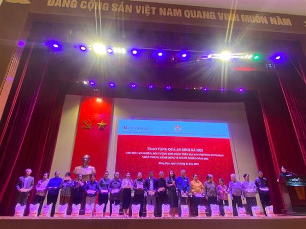 Uỷ ban MTTQ Việt Nam phường tổ chức chương trình trao quà cho hộ cận nghèo, hộ có hoàn cảnh khó khăn
