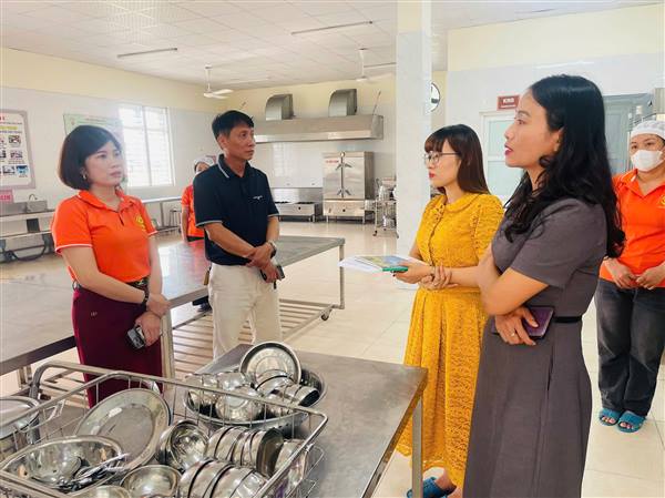 HỘI LHPN PHƯỜNG HƯNG ĐẠO TỔ CHỨC GIÁM SÁT VIỆC THỰC HIỆN VỆ SINH AN TOÀN THỰC PHẨM TẠI BẾP ĂN BÁN TRÚ TRƯỜNG MẦM NON ANH DŨNG