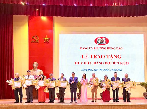 ĐẢNG UỶ PHƯỜNG HƯNG ĐẠO TỔ CHỨC LỄ TRAO TẶNG HUY HIỆU ĐẢNG ĐỢT 07/11/2025
