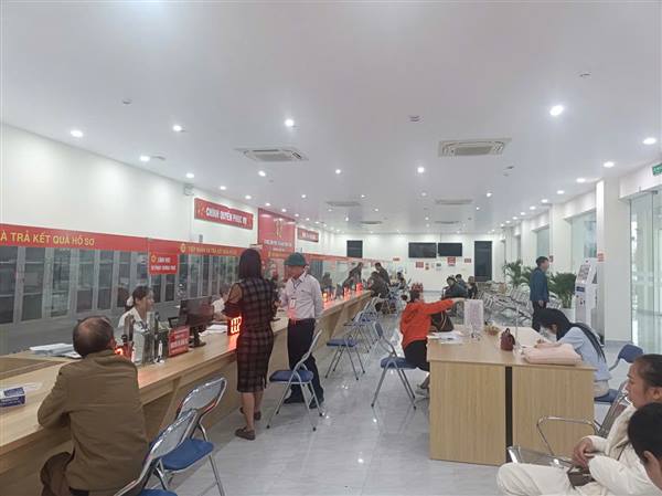 Đoàn giám sát Thường trực HĐND phường Hưng Đạo về công khai, minh bạch thủ tục hành chính và hoạt động tiếp nhận, trả kết quả, giải quyết hồ sơ tổ chức khảo sát thực tế tại Trung tâm Phục vụ hành chính công phường.