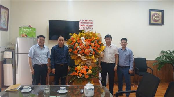 Phường Hưng Đạo tổ chức thăm, tặng quà các tập thể, giáo viên trên địa bàn phường nhân dịp Kỷ niệm 43 năm ngày nhà giáo Việt Nam (20/11/1982 - 20/11/2025)