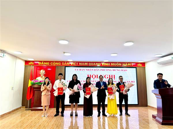 Hội nghị công bố các quyết định về công tác cán bộ các phòng, đơn vị thuộc UBND phường