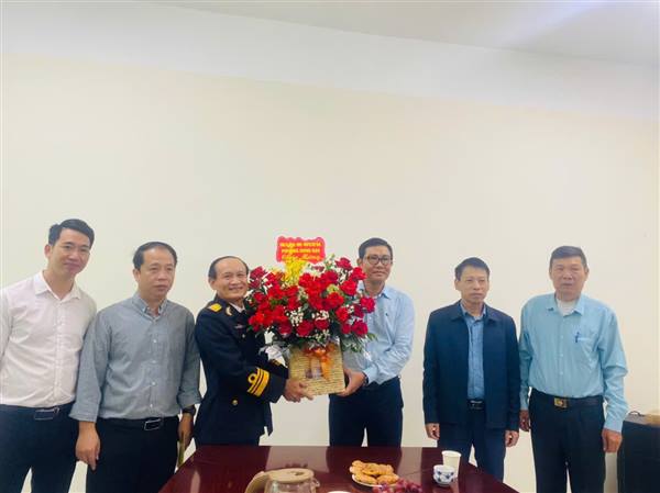 Nhân dịp kỷ niệm 36 năm ngày thành lập Hội CCB Việt Nam (06/12/1989 - 06/12/2025), Đảng ủy, HĐND, UBND, Ủy ban MTTQ VN; các Phòng, ban, các tổ chức Chính trị - xã hội đã đến tặng hoa, quà chúc mừng.