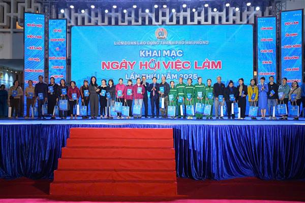 Ngày 5-7/12/2025 Đoàn viên công đoàn phường Hưng Đạo tham gia  NGÀY HỘI VIỆC LÀM 2025 tại Cung Văn hóa Lao động Hữu nghị Việt Tiệp. 